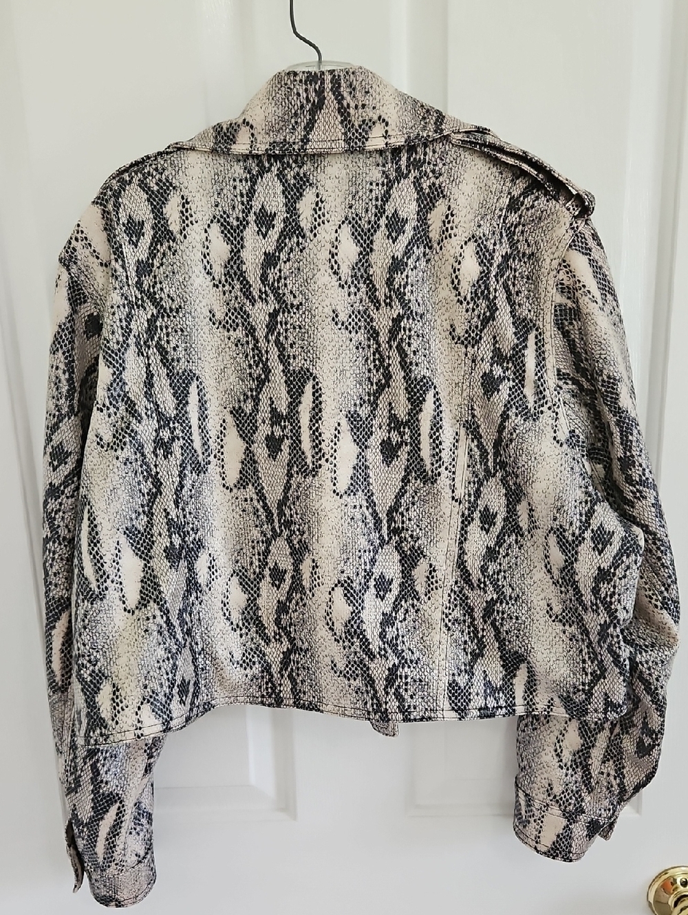Jennifer Lopez Snake-Print Faux Leather Cropped Jacket - Picture 2 of 16
